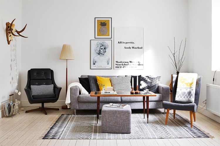 Một trong những chiếc ghế sofa màu xám thân thiện và phổ biến với giá cả phải chăng chính là Ikea Karlstad.