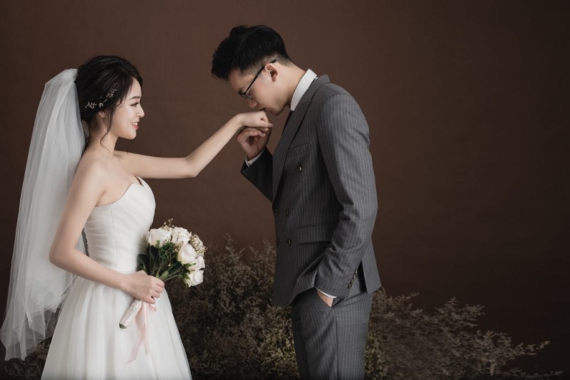 Tạo dáng chụp ảnh cưới trong studio: Đơn giản – Tự nhiên luôn đẹp nhất!